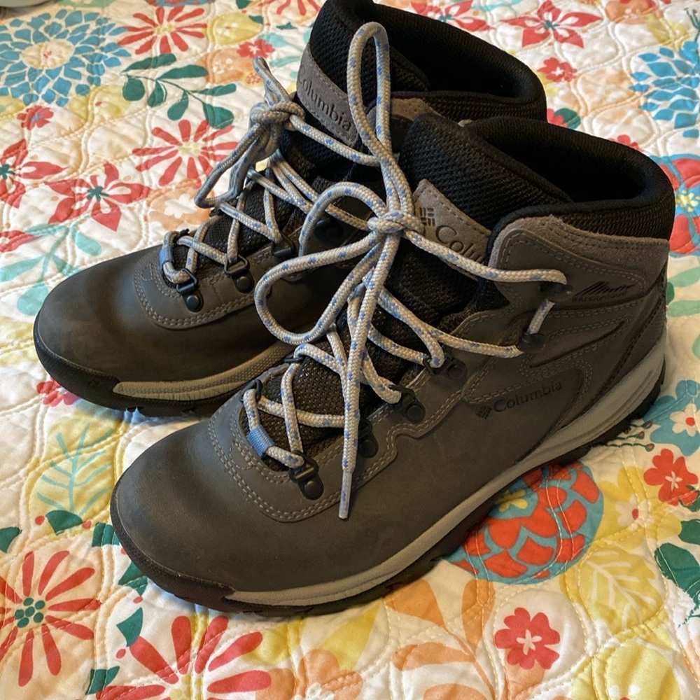 Columbia Women’s Newton Ridge Size 9 Waterproof Hiking boot
